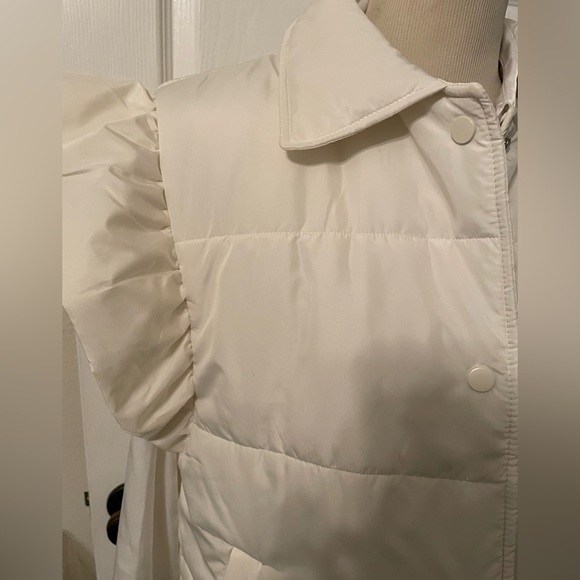 NWT Black Ruffled sleeveless collared Puffy Vest Coat one size, puffer coat - Picture 3 of 6